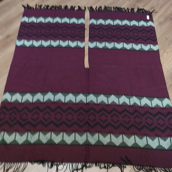 Reversible Shawl / Poncho - Picture 7 of 7